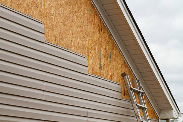 Professional Vinyl Siding technician working in Felicity, OH